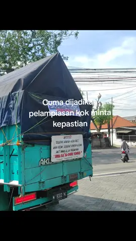Montor banter😂@Rio_Toretto021 @raflyy.pratamaa @AnakLanang #fyppppppppppppppppppppppp #drivermuda #truklovers #truk_oleng #truckmaniaindonesia #fypシ゚ #storytruck #drivermudapunyacerita #fypシ #trukmaniaindonesia #cantermaniaindonesia #komunitastruckmalang #komunitastrukindonesia #foryoupage 