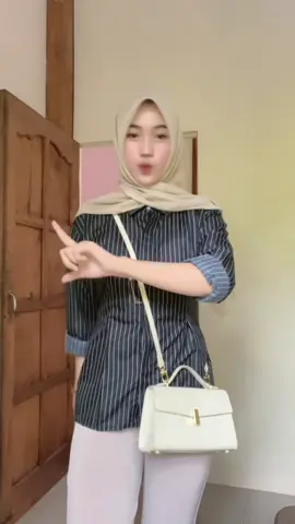 modelnys, warnanyaa pas bgtt cekeup😍🫶🏻🖤 #hitam #ivory #cream #atasanwanita #outfitnongki #nongkicantik #keranjangkuning #foryou 