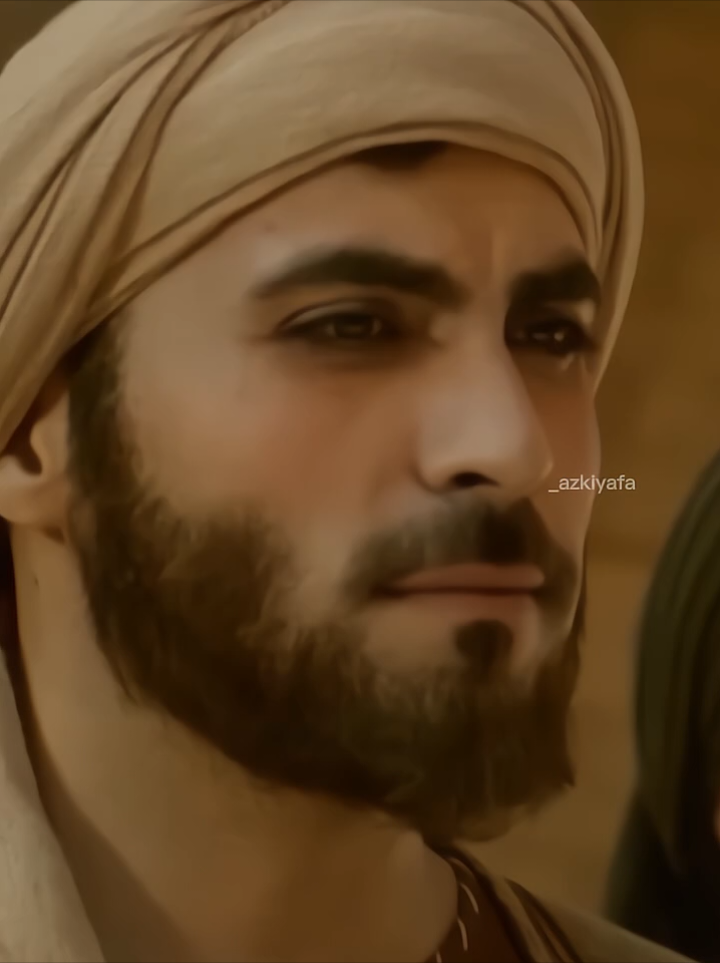 [Ilustrasi] Imam Ahmad bin Hanbal — teguh menjaga sunnah, sabar menghadapi fitnah. Beliau lahir di Baghdad pada tahun 164 H. Dari kota ilmu itulah, ia tumbuh menjadi lautan sabar dan gunung ilmu. Sejak muda, Imam Ahmad menjelajahi negeri. Dari Kufah, Bashrah, Hijaz, Yaman, hingga Syam demi menuntut ilmu. Ia dikenal sebagai hafidz al-hadits, dengan lebih dari sejuta hadist dalam ingatannya, lengkap dengan sanad dan derajatnya. Beliau adalah murid langsung dari Imam Syafi’i, namun kelak dikenal sebagai pendiri Madzhab Hambali. Karya terkenalnya, Musnad Ahmad, menjadi salah satu koleksi hadist terbesar dalam sejarah Islam. Dalam masa ujian aqidah, ia tetap kokoh. Ditangkap, dipenjara, dan disiksa karena menolak doktrin bahwa Al-Qur’an adalah makhluk. Namun, ia tidak menjual agamanya demi keselamatan dunia. Kesabarannya menjadikan beliau teladan dalam memegang kebenaran meski sendirian. Imam Ahmad Wafat di kota kelahirannya, Baghdad, tahun 241 H. Hari itu, ratusan ribu orang mengiringi jenazahnya. Ia pergi, tapi warisannya hidup dalam hati para pecinta sunnah di Timur dan Barat. Dan hari ini, Madzhab Hambali menjadi rujukan resmi di beberapa wilayah, terutama Arab Saudi, termasuk Mekkah dan Madinah—dua kota suci yang kini menjadi pusat umat Islam dunia. Semoga Allah ridhoi.  _azkiyafa #imam #imammadzhab #madzhab #mekah #madinah #abuhanifah #imammalik #imamsyafii #ahmadbinhanbali #ulama #fiqih #tabiin #sahabatnabi #nabimuhammad #EmpatImamMadzhab #JejakUlama #SyairIslami #CahayaUlama #FiqihEmpatMadzhab #KontenBermanfaat #FYPdakwah #ViralMuslim #الفقه_الإسلامي #الفقه_الإسلامي #foryou #fyp #fypage #foryopage #trending 