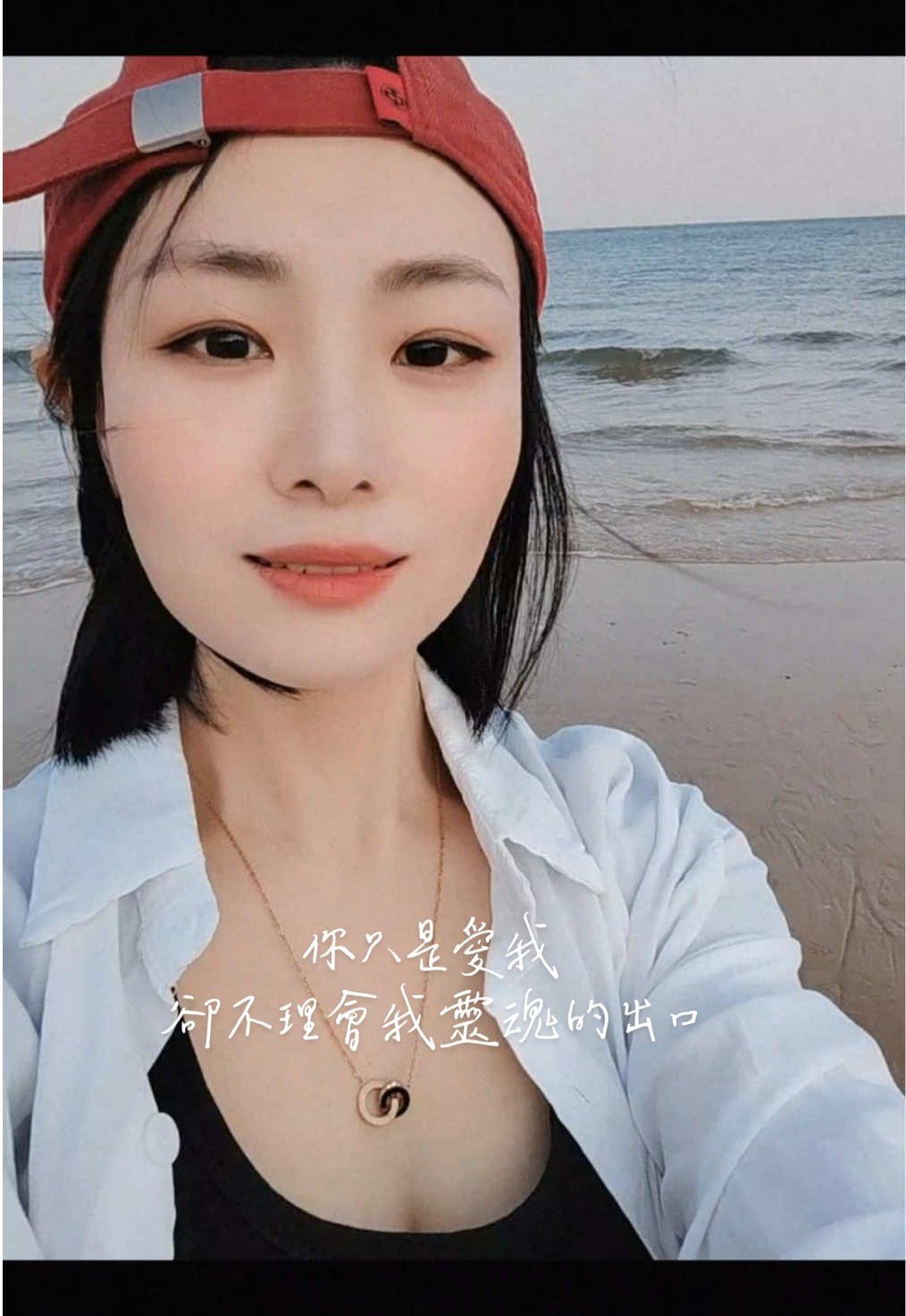 別人的花期是玫瑰 我的花期是野草 燒不盡踩不爛 風一吹就也蠻生長