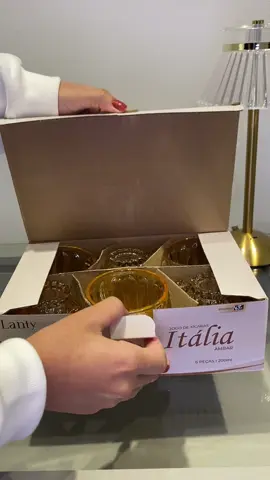 As xícaras na cor âmbar são perfeitas para quem ama servir chá ou café com estilo! Com design elegante e tom retrô, elas valorizam a mesa e deixam seus momentos ainda mais especiais. Disponíveis na nossa loja — garanta já o seu kit! ☕✨ #xicaras #chaecafe #cafedamanha #mesaaposta #vidroambar #decoracaomesa #cozinhacharmosa #imperadordoreal #utilidadesdomesticas #achadinhosdecor @Imperador Do Real 