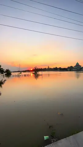 Sore menjelang magrib #vibes #sunset #sampangmadura #fypシ゚ #lewatberanda #bcaxyz 
