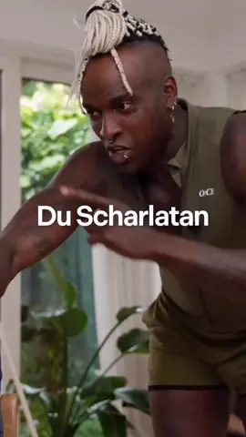 Viele Leute reden über gesunde Ernährung. Aber die meisten verstehen gar nicht, was das bedeutet. Und da ich nur ein Typ mit Halstattoo bin, fragen sie doch Mal einen echten Wissenschaftler und bitten ihn, das zu erklären. Und wie wir sehen gilt am Ende: 1) nicht zu dick und nicht zu dünn sein (bestenfalls auch genug Muskulatur haben). Das schafft man indem man nicht zu viele Kalorien, genug Protein und natürlich auch Ballaststoffe und co kriegt. 2) ausreichend Mikronährstoffe (deswegen zeige ich euch immer Eier, Erbsen, Beeren, Fleisch und co) und 3) wenig Schadstoffe (also bestenfalls nicht zu viele Quellen die stark belastet sind wie Thunfisch, Lachs und co)