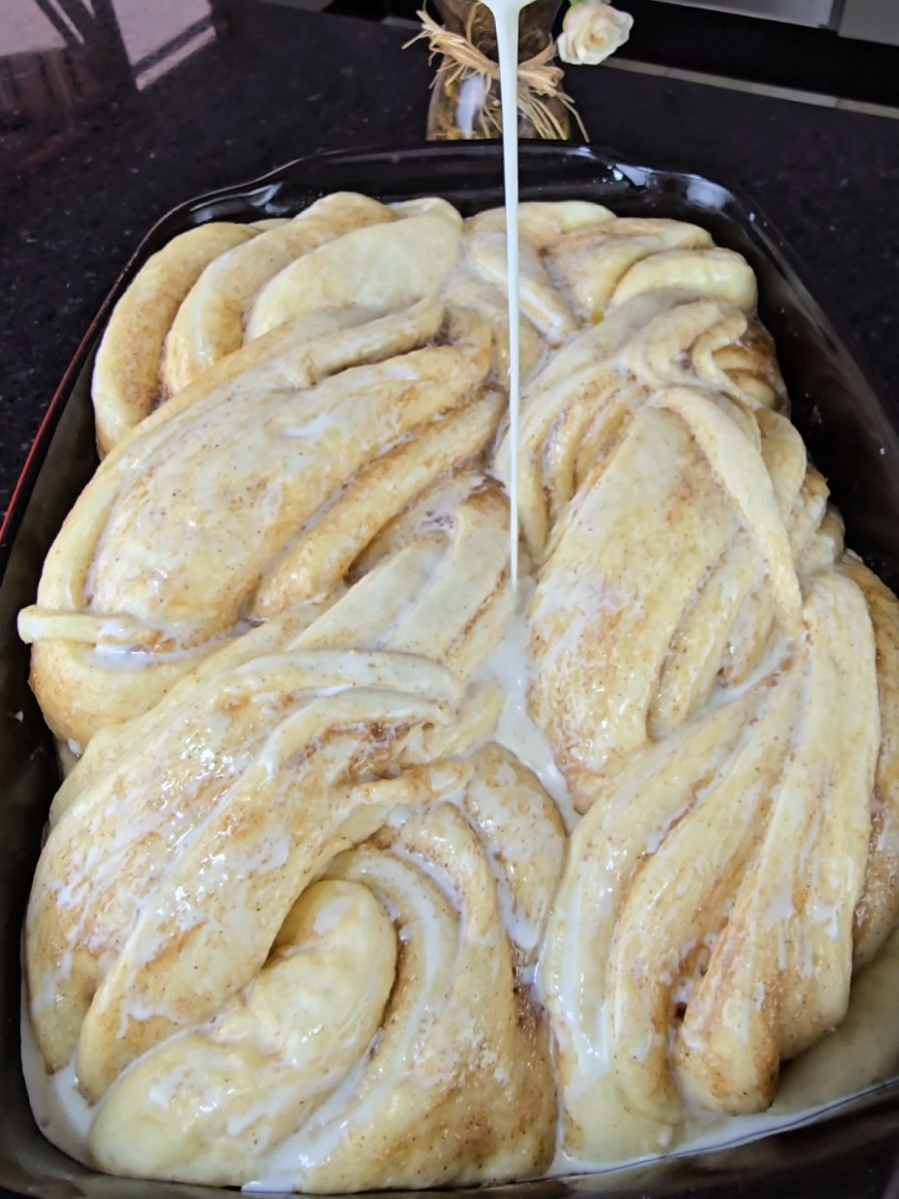 Pão fácil, fofinho e perfeito pra quem tá começando! 🥖💙 Salva essa receita, porque ela vai mudar seus cafés da manhã. Quer mais receitas assim? Me segue por aqui! 🍞👉@dicaskasandra 🥣ingredientes  🥣300ml de água  morna  🥣1 sache de fermento de 10g ou 15g de fermento fresco 🥣07 colheres óleo 🥣1 ovo 🥣3 colheres de açúcar  🥣01 colher de chá de sal 🥣700g de farinha de trigo adicionando até dar ponto  🥣Tamanho da assadeira 31x24x7,5cm  🥣Recheio  🥣canela a gosto 🥣2  Manteiga 🥣4 colheres de açúcar Quer aprender a fazer muitas outras receitas de pães como essa ?  💕 Meu E-BOOK COM as    TOP 10 RECEITAS DE  CASEIROS só 9,90 é só clicar no link do perfil 😊 Gostou?  Salvag✅  Curte 👉🏼 Comenta ✍️ Compartilha 🔗 #pãocaseiro #panificação #pãodelicia #receitadepão #pãosemfrescura #amopão #panificaçãoartesanal #pãocaseirofofinho #receitasimples #aprendapanificação #vidadepadeiro