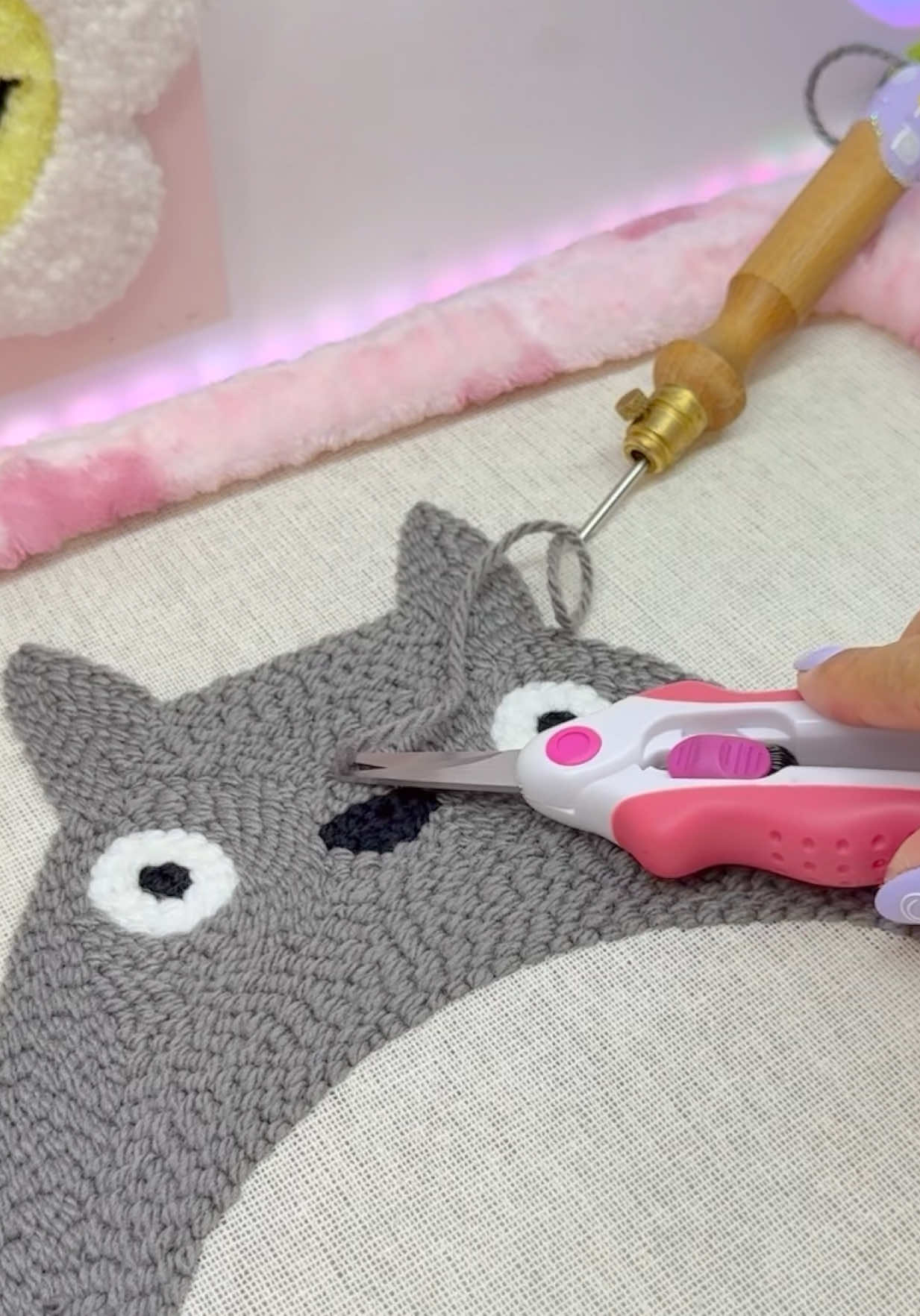Vai um espelhinho de tororo ai? 🥹🩷 .  ✨ Quer aprender a bordar com a técnica Punch needle? Eu te ensino! Me chama na dm ou vai no link da minha bio! 🩷 . . . #punchneedle #bordado #bordadorusso #artesanato #pontorusso #hobby #hobbies #asmr  #punchneedleart #punchneedleembroidery #embroidery