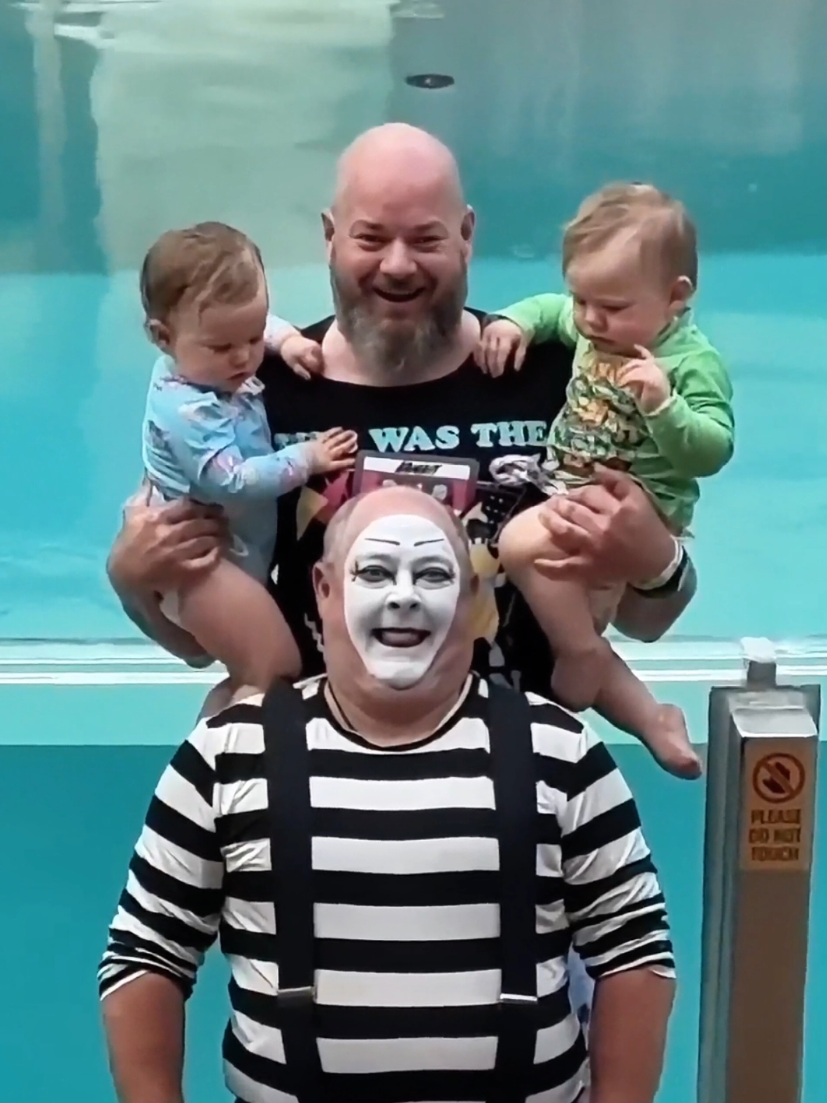 Soo Funny #lol #tomthemime #totanthemime #tomtheseaworldmime #mime #seaworldmime #thebestoftom #bestreactionprank #totanthemime #funny 