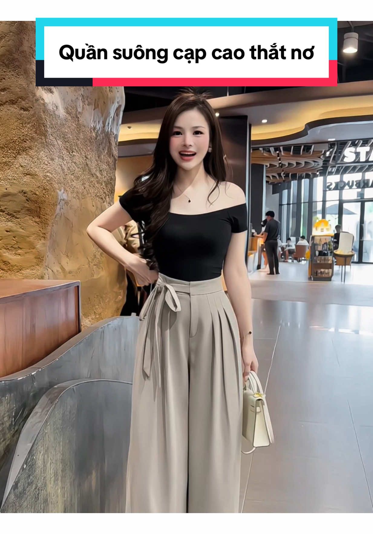 Quần suông ống rộng cạp cao thiết kế dây nơ #duyenrungrinh #quansuong #quanongrong #quancongso #quannu #quandainu #quansuongnu #quancapcao #phoidoxinh #shopping #xuhuong #review #thoitrang #fyp 