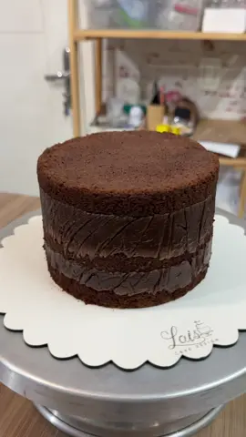 Bora decorar um bolo chocolatudo comigo ? #bolo #bolodecorado #producao #confeitaria #rotina 