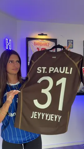 Kann das jemand toppen?🥴 #hsv #hamburgersv #stpauli #trikot #hamburg #jeyyyjeyyy #bundesliga #nurderhsv 