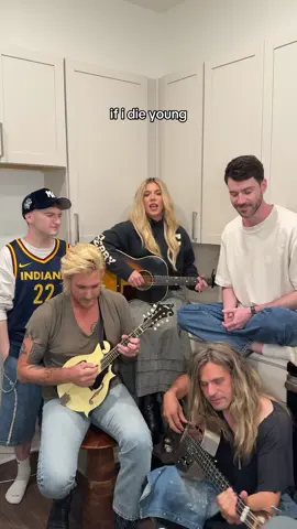 oh we are SO back 😭 so happy @The Band Perry is making music again ❤️ @Anthony Gargiula #sing #ifidieyoung #thebandperry #countrymusic