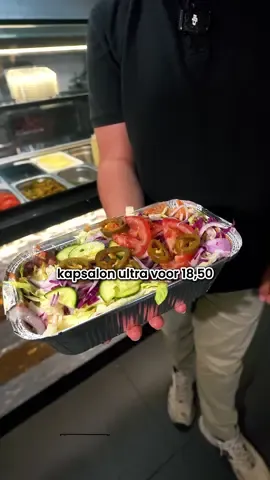 📹 Zo maken wij dé enige echte KAPSALON ULTRA 💯 Tag iemand die dit MOET proberen 👇 Volg voor meer behind the scenes! #fyp #kapsalonmasters #dönerzaak #halalkapsalon #turksekracht #station #apeldoorn #foryoupage❤️❤️ #donerzaak #turkseten #dönerhumor #kapsalonapeldoorn #snellehapapeldoorn #stationdoner #fyp 