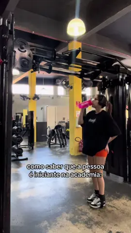 EXPLICAÇÃO: o vídeo não é sobre GUARDAR O PESO, e sim pessoas da academia que já estão a um bom tempo, e que sabem que a pessoa é iniciante pelo jeito que guarda o peso, o jeito que agacha, o jeito que pega a garrafa no chão etc, é um meme e n estou criticando nd kkk  // IG: @mellz_011 #fy #academia #meme #viral #vaiprofy #fycaramba 