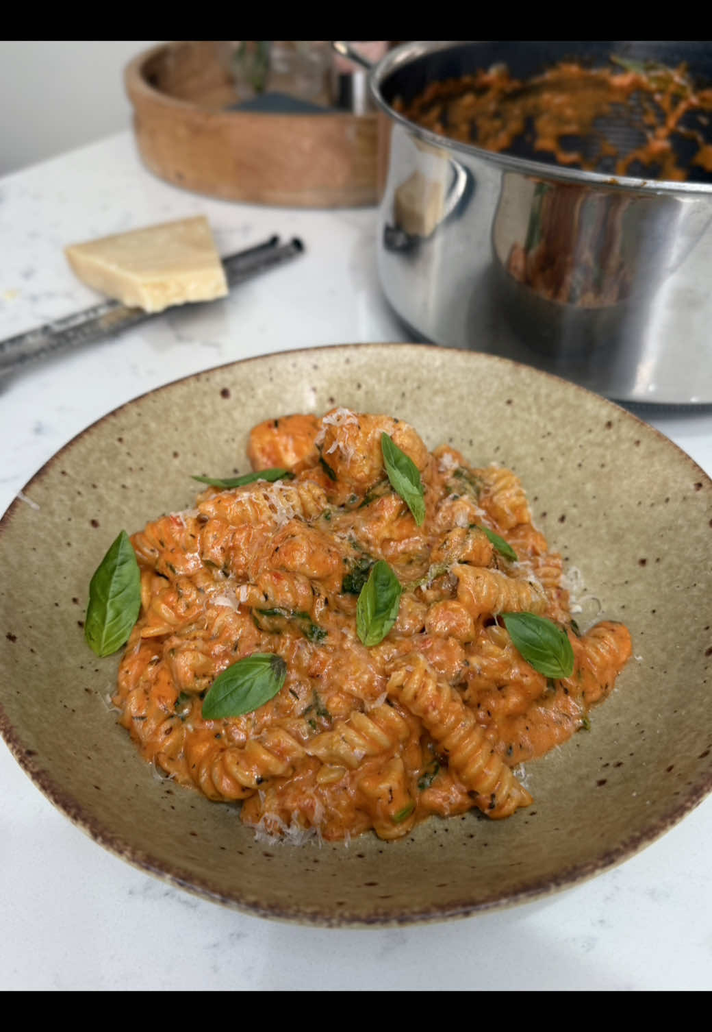 One Pot Creamy Tomato Chicken Pasta 😍 A speedy one pot chicken pasta coated in a luxurious tomato and mascarpone sauce ☺️ 2 chicken breasts, diced  3 cloves of garlic, minced  1 tsp chilli paste (optional) 2 tsp oregano  400g tin of tomatoes  1 tbsp tomato paste  2 tsp balsamic vinegar  500ml chicken stock  250g fusilli  20g fresh basil leaves, torn  80g mascarpone  To serve: (optional)  Parmesan, grated  Check out the full recipe on my website 🙌  Have a go, and let me know how you get on! 🧡🩵