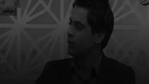 مرات الورد مَا ينزرع ينگال ذبِل بينه الاحسَاس شَوكت تحچيهن؟ شربهن ضواٌك اعيونَه متيهَات هوٌى اتنِفسَه الليِلك واختنِگ بيهن صهيل جروُح بينه تريد امانَك وين؟ شَد الجامهِن وألثِم سواجيِهنَ..... هز جَذع الكصص حتّى المذلّه تطيح والرُوس التخونك مُاي وأجفيهن بحُرورت أصوابك تنشف الطعنات فك بيبان جرحك بيٍك دليهن علُى أخدود السواتر سومر الدخاَن بيَك وينطِعن كلما تجويهن العَلم ليلك ودمُنه ودفوا كلوب الناس يبّس كلشي وخضار مايمَر بيهن علي رشم #أعادة_نشر🔃 #شعراء_وذواقين_الشعر_الشعبي #foryou 