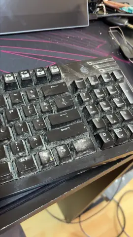 El peor teclado que he limpiado :V