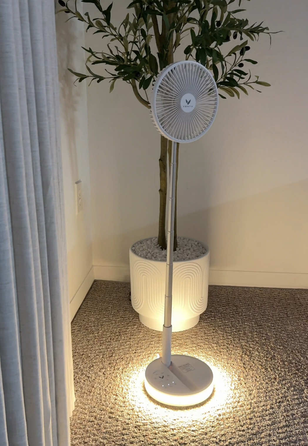 De las cosas que si valen la pena enviar y llevar para Cuba es este tipo de ventilador y este dura 24 horas encendido  #ventyfan #recargable #ventilador #ventiladorportatil #ventiladores #ventiladorparacuba #fan #venti #rechargeable #cruising #cruiseship #traveltiktok #travelessentials #travelhacks #tiktokshop 