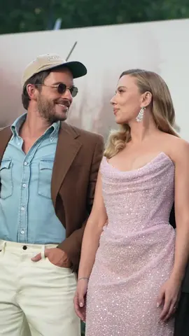 Oh so they actually will kiss? MY DARLINGS!!! Besties Scarlett Johansson and Jonathan Bailey stun at the Jurassic World: Rebirth premiere in London. #jurassicworld #scarlettjohansson #jonathanbailey #bridgerton #scarjo #anthonybridgerton 