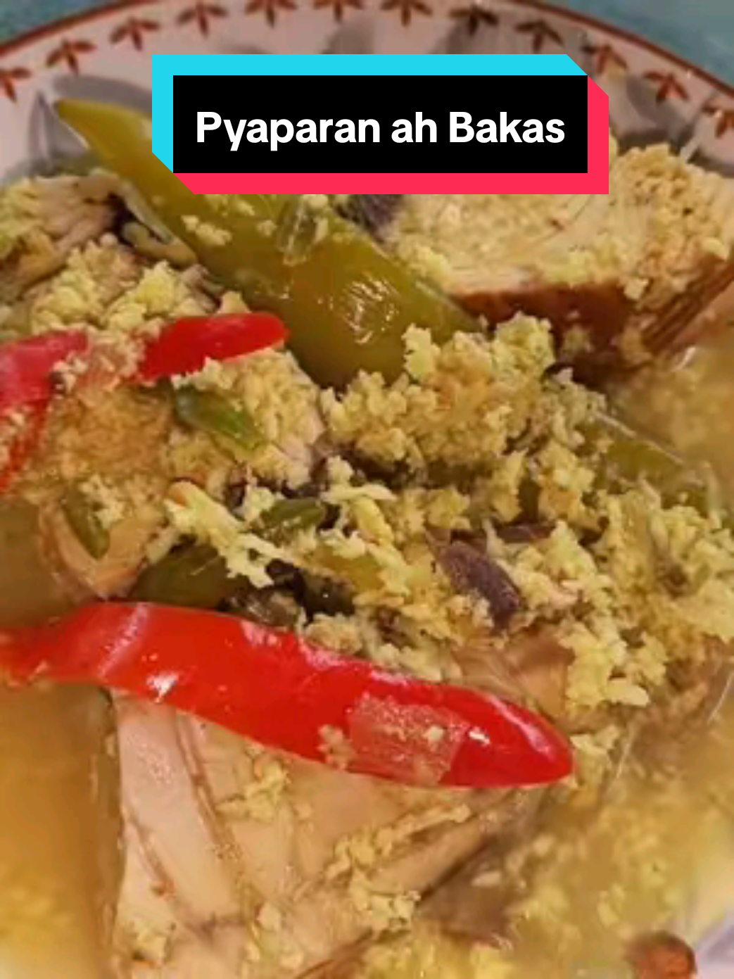 PYAPARAN A BAKAS Ito ay isang sikat na Maranao Dishes mula sa i ihaw na tulingan o kaya ay tuna. Masarap ito at madali lang gawin. Mga Sangkap: -Bakas (inihaw na Tuna) -Kinayod na Niyog -Sakurab -Sili -Asin -Luya -Bell Pepper -Siling Haba -Nam Nam seasonings -Tubig -Turmeric Powder Paalala! Ang mga sangkap ay mas mabuting tyansahin ayon sa dami ng iyong lulutuin. Maaring tikman kapag naihalo na yung mga sangkap para mas madali mong mai-adjust ang lasang nais mo. Panoorin at obserbahan ang video para sa paraan ng pagluluto. At kung may mga katanungan ay maaari niyo pong icomment sa baba.  MARAMING SALAMAT. 