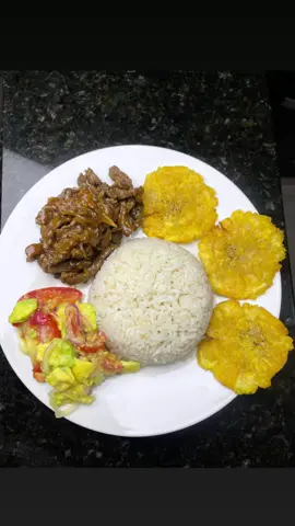 CARNE ENCEBOLLADA 🥩  . .  . . . . INGREDIENTES:  Carne, sal, papikra, ajo en polvo, pimienta negra molida, aceite, miel, mostaza, salsa de tomate, agua, cebolla blanca, cebolla morada.   #almuerzo #ideasdealmuerzo #colombia #gastronomiacolombiana #recetas #viralllllll #tendencia 