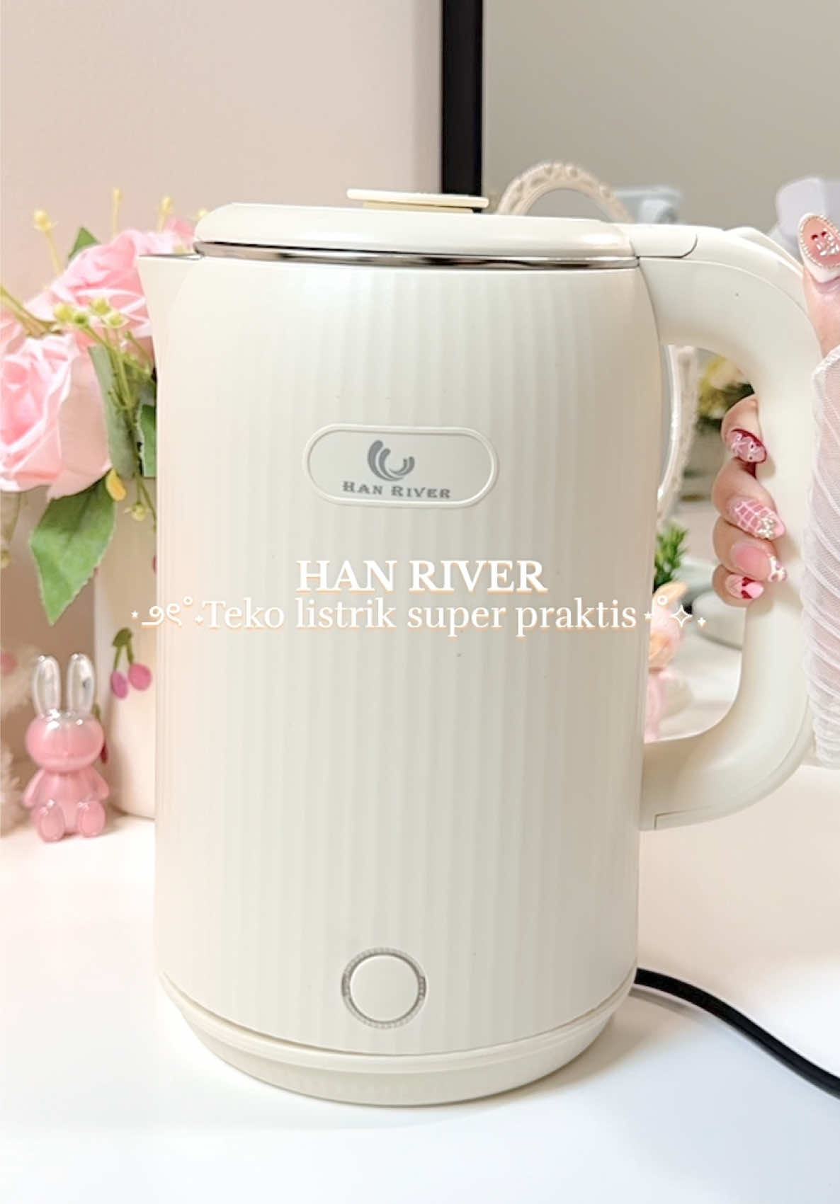 Han river teko listrik kapasitasnya besar banget 2L, otomatis mati kalau air udah mendidih. Pastinya jadi super praktis ga perlu didihin air dikompor lgi tinggal pake teko ini sekali sentuh dan airnya cepat bgt mendidih #hanriver #hanrivertekolistrik #tekolistrik #tekolistrikmurah #electrickettle #fyp 