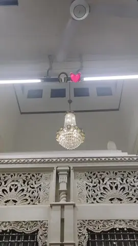 قد يمر الإنسان بالكثير من الصعاب والتحديات في حياته، ولكنه يجب أن يظل قويا وثابتا فيما يؤمن به. Artinya: Seseorang mungkin menghadapi banyak kesulitan dan tantangan dalam hidupnya, tetapi ia harus tetap kuat dan teguh pada apa yang ia percayai. #mahalulqiyam #berkahsholawat #foryou #foryoupage #quotes 