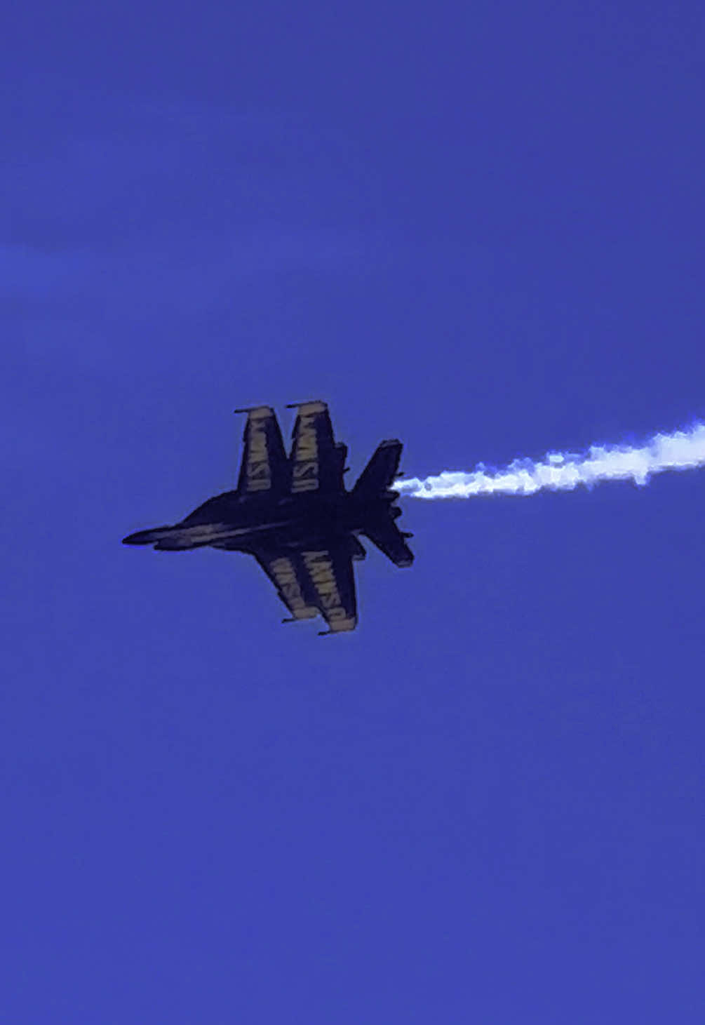 Superhornet spawning mid-air ✈️💙💛⚓️🦅  #blueangels #usnavyblueangels #navy #navalaviation #militaryaviation #aviation #aviationlovers #avgeek #military #usnavy #usmc #marines #fighterjet #fighterpilot #pilot #fyp #f18 #f18hornet 