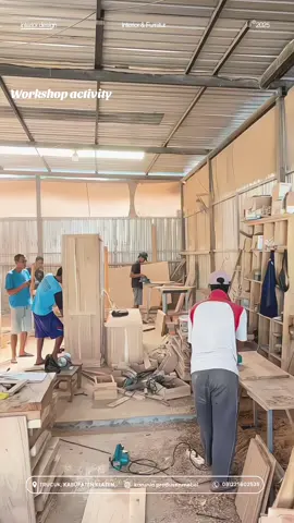 Dibalik produk furniture berkualitas, ada proses panjang dan penuh detail. Inilah sekilas aktivitas di workshop Karunia Produsen Mebel — mulai dari pemilihan bahan, pemotongan kayu, perakitan, hingga finishing akhir. Semua dikerjakan langsung oleh tangan-tangan pengrajin berpengalaman sejak 1995.Kalau kamu cari produsen furniture minimalis dari kayu solid, langsung aja hubungi kami ya! Follow @karunia.produsenmebel untuk lihat proses pembuatan furniture lainnya ✨ #WorkshopMebel #ProsesProduksiMebel #FurnitureCustom #TukangKayu #PengrajinMebel #DipanKayu #MejaTrembesi #LemariMinimalis #MebelJogja #MebelKlaten #KaruniaMebel #MebelKayuMinimalis #furnitureindonesia 