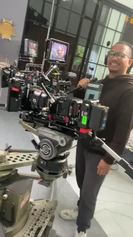 “DoP Punya Visi. Kamera Operator yang Bikin Itu Jadi Nyata.” DoP: “Gue pengen kamera muter kayak dunia runtuh.” Kamera operator: “Siap, asal nggak runtuh beneran ya.” 😆 Di balik visual yang powerful, ada tangan-tangan terampil yang bikin kamera ‘berbicara’. Salut buat semua kamera operator yang rela jungkir balik demi gambar yang ngena. — #MarkisutCrew #KameraOperator #DoPandOperator #VisualCollab #SinematografiIndonesia #BehindTheScenes #KruFilmHebat #CinematographyInAction