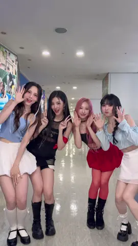 I want you to dance (together) w/ #R_E_D #QIANA #IVY 선배님 ✨ #SMORZ #LIKA #HIRA #RED #QIANA #IVY @R.E.D  #IWUT #ALWAYS_SOME_MORE