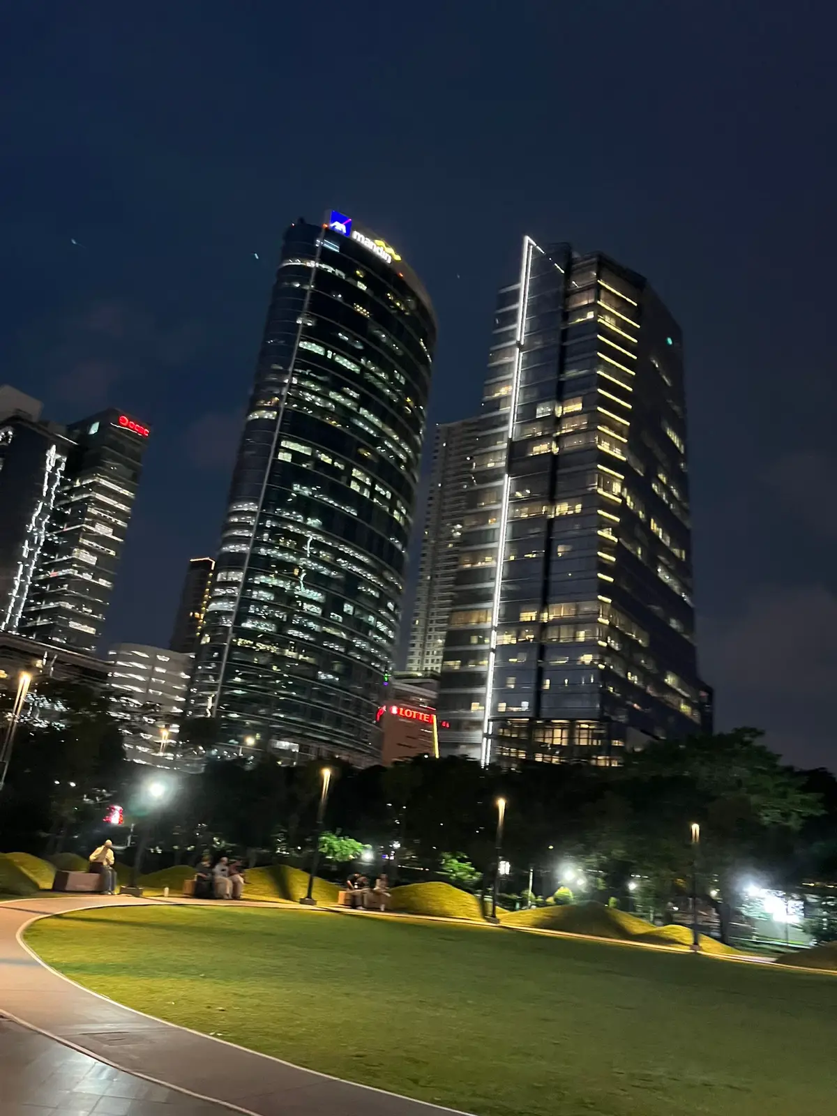 📍One Satrio (Jl. Mega Kuningan, Jakarta Selatan) 🕰️ Close 22.00 💵 HTM gratiss 📌 parkiran luas, ada jogging track, ada mushola, taman bermain anak, view citylight✨✨ #jktplacestogo #taman #jaksel #jakarta #placetogojkt #citylights #nongkrong #chill #bengongsendiri #metime #kuningan #fyp #fylpシ 