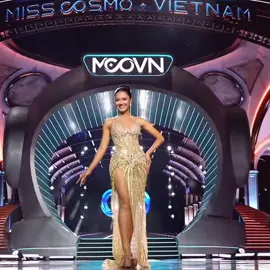 Phần thi Evening Gown của thí sinh 176 - Mlo H Senaivi tại đêm bán kết Hoa Hậu Hoàn Vũ Việt Nam - Miss Cosmo Vietnam 2025. 🏹🌓 #CosmoMedia #MissCosmoInformation #MissCosmoVietnam #HoahauHoanvuVietNam  #MissCosmo #ImpactfulBeauty #UniMedia #COSMO+ #KzbyTrangLilac #TranVietBaoHoang #Unicorp #RoadtoMissCosmo2025