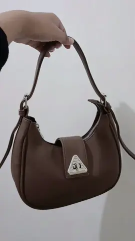 Rinjani bag👜 #fyp#fypage#slingbagwanita#taswanita#shoulderbag#tas#ootdfashion#racuntiktok#tasselempangwanita 
