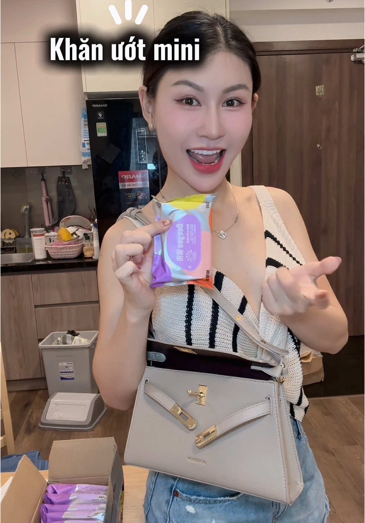 Khăn ướt mini mà bà con gái nào cũng phải có nè #khanuotmini #khanuotkhongmui #khanuotdeeyeo #deeyeodrywipes #review 