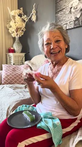 Kue lapis voor oma, en ze zijn goedgekeurd! 💚🩷 Ik maakte dit keer pandan- en rozensmaak lapis.  Meng in 1 grote bak 400 ml kokosmelk, 210 gram suiker en 160 ml gekookt water. Doe hier om en om tapiocameel en rijstmeel in (200 gram tapioca en 20 gram rijstmeel). Voeg ook een snufje zout tie.  Verdeel 450 ml van het mengsel in een bak, 350 in de andere. Afhankelijk van de smaken die je wil gebruiken. Voor deze lapis heb ik in de ene bak pandansmaak en in de andere rozensmaak gedaan (de pasta’s van Koepoe Koepoe, 2-4 druppels). Als je de smaken niet wil combineren, doe je in een bak de smaak en houd je de andere neutraal (geen smaak toevoegen, zodat kokossmaak behouden blijft). Daarna laagje voor laagje 8 minuten stomen en tada!   #lapis #indo #kuelapis 