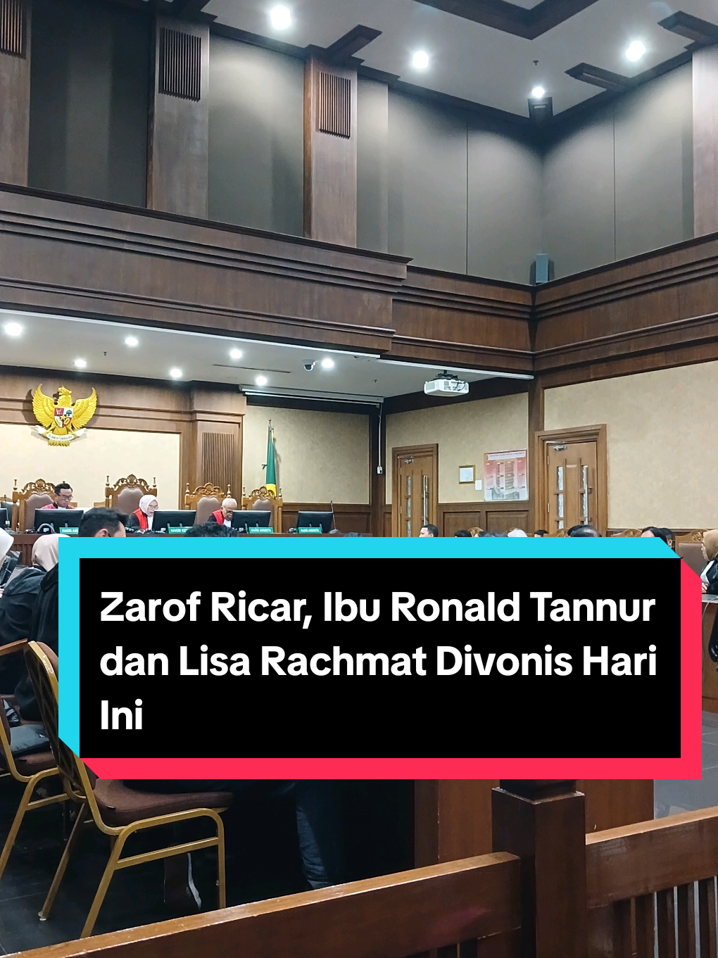 Jadi hari ini gwa liputan pembacaan vonis untuk tiga terdakwa di kasus suap vonis bebas Gregorius Ronald Tannur.  Kalau tuntutan Jaksa Penuntut Umum (JPU) kemarin, Zarof Ricar dituntut 20 tahun, Meirizka Widjaja  4 tahun dan Lisa Rachmat 14 tahun.  Kira-kira berapa ya vonis dari majelis hakim? #ronaldtannur#zarof#zarofricar#markus#mafia#mafia#pengadilan