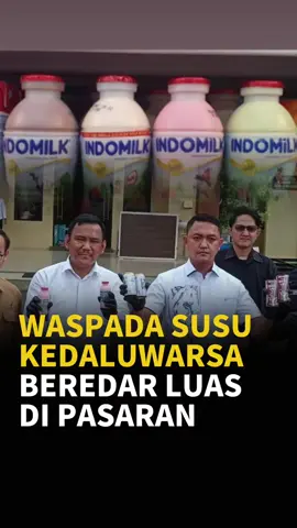 Polresta Bogor Kota mengungkap peredaran susu indomilk kedaluwarsa yang dijual kembali ke masyarakat dengan harga normal. Dua pelaku ditangkap, yakni Muhamad (53), pemilik toko grosir di Kedunghalang, dan Fitria (27), pemilik gudang distributor di Depok. Dari penggerebekan di dua lokasi tersebut, polisi menyita total 404 dus susu berbagai merek indomilk yang sudah melewati masa kedaluwarsa. Kasat Reskrim AKP Aji Riznaldi menyebut, susu kedaluwarsa dibeli dengan harga murah, sekitar Rp 50–60 ribu per dus, lalu dijual kembali ke pengecer dengan harga di atas Rp 100 ribu. Muhamad mengaku sudah dua kali menerima kiriman barang dari Fitria dan sengaja memilih pengecer yang dianggap tidak menimbulkan masalah. Polisi masih mendalami seberapa luas peredaran susu kadaluarsa ini. Barang bukti yang diamankan mencakup ratusan dus susu Indomilk dari berbagai kemasan. Saat ini, penyidik terus mengusut jaringan distribusinya dan menjerat kedua pelaku dengan pasal pidana yang sesuai. #susukedaluwarsa #polrestabogorkota #susuindomilk 