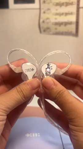 Illit’s in-ear earphones bomb merch ver. album unboxing #illit #아일릿 #bomb #빌려온고양이 #dothedance #unboxing #photocard #album 