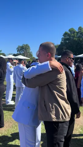 Ontem fui à formatura dos novos Sargentos Músicos Fuzileiros Navais. Dirigi por 4 horas até o local — o sol estava longe, mas ao mesmo tempo perto. É uma satisfação e alegria conhecer pessoalmente alguns dos nossos alunos, agora sargentos. Inclusive, encontrei alguns das turmas anteriores. Foi muito bom celebrar esse momento com eles.