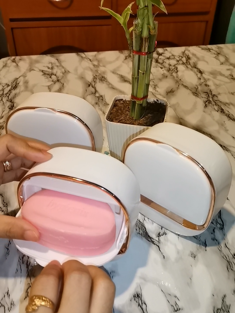 Organized and hygienic! 🌸 Keep your soap dry and stylish with this elegant soap case. Perfect for any bathroom aesthetic! 🛁✨ #SoapHolder  #BathroomOrganizer  #BathroomEssentials 