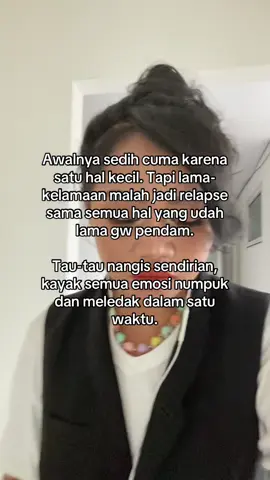 Dan yang paling gw benci itu, ketika semua ini ke-trigger pas gw lagi di tempat umum. Kayak please deh, not now. Makanya klo terjadi gw itu bener-bener fighting sama diri sendiri biar gak nangis. #relapse 