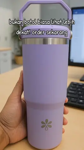 Desain minimalis, nyaman digenggam, dan siap temani produktivitasmu setiap hari. 💼 Siap upgrade meja kerjamu? ⬇️ Order sekarang, stok terbatas! #BotolElegan #MejaKerjaEstetik #OfficeSetup #HydrationGoals #DeskAesthetic 