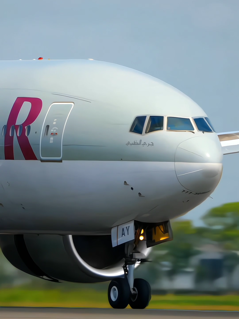 Qatar Airways Boeing 777 Perfect Landing! ✈️🇶🇦 #QatarAirways #Boeing777 #AviationLovers #AirplaneLanding #TravelVibes #FlightLife #AviationPhotography #SkyHigh #AviationNation #ExploreTheWorld