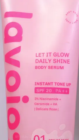 Lotion ini tuh bukan sekadar wangi dan lembap doang… Tapi juga bikin kulit auto cerah & glowing seketika! 🫶 Apalagi ada SPF 20 PA++, jadi bisa banget dipake daily yang pasti ini ga bikin abu abu😙💓 #bodyserum #lavojoy #ugcexample #instanttoneup 