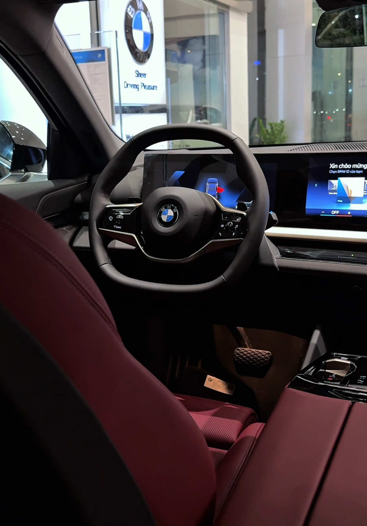Chờ đợi bao lâu để anh thấy em - màu nội thất đỏ lần đầu tiên có trên BMW 520i - 2025 #bmw #bmw5series #bmwphumyhung 