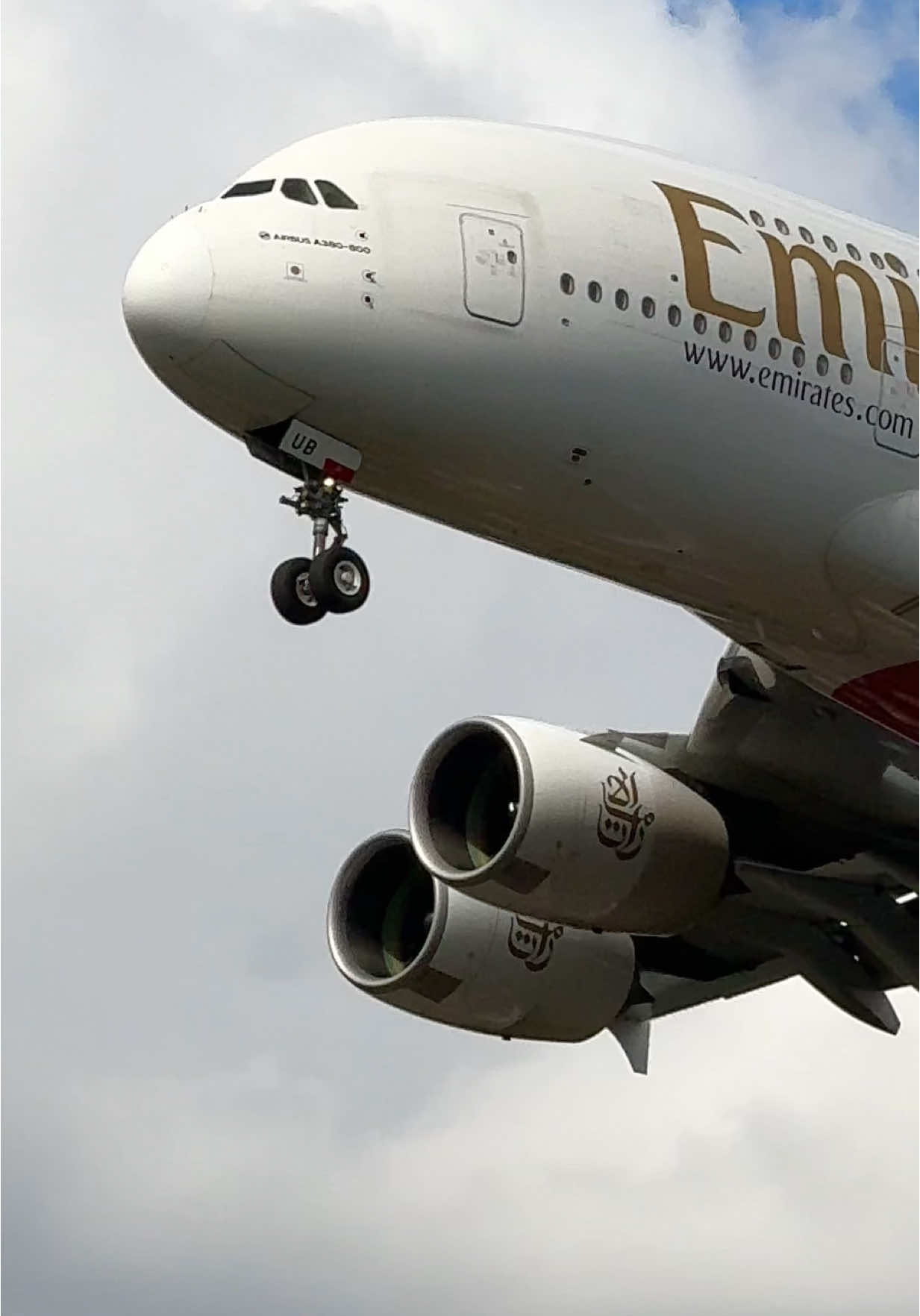 The GIANT! Emirates Sky King! A380 makes a majestic arrival at London Heathrow #emirates #a380 #sky #airport #fyp #planes 