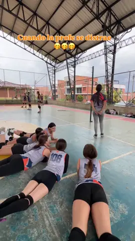 🎥 Cuando la profe se voltea 1 segundito… y el descanso es estratégico 🤫💤 Pero apenas gira de nuevo… ¡todas firmes como si nada! 💪🏼😂 ¿Te ha pasado? #F #EntrenoReal #VoleibolHumor #TeamPlanchita #ModoProfeON #DeportesÉlite #VoleibolColombia #HumorDeportivo #VoleyGirls