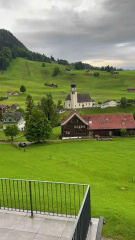 إطلالة هادئة من فندق Frohe Aussicht في Appenzell، سويسرا 🇨🇭 وقت المغرب... زقزقة العصافير، والجبال تلامس الغيم 🍃🕊️ مكان يُشفي الروح بهدوئه وجماله. #سويسرا #Switzerland #Appenzell #فندق #استرخاء #طبيعة #هدوء #رحلة_استرخاء #fyp