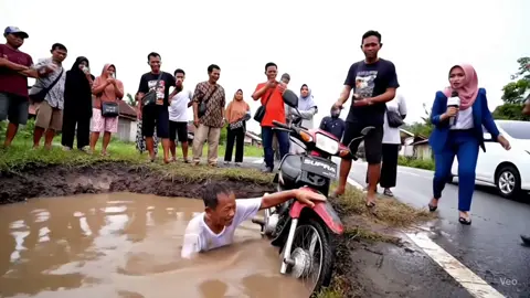 Ndeh gaek..fukus se lah ka jalan..😅😅 #luculucuanaja #ai #googlegemini #ChatGPT #veo3 #harvanai #minangkocak 