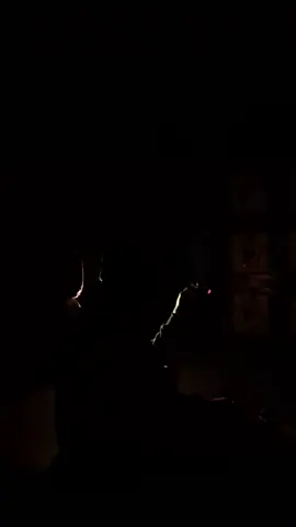 Kadang kita suka dibilang aneh... cuma karena lebih milih duduk sendiri, di sudut yang gak banyak orang tahu. Padahal, di sana justru kita paling jujur. Menyendiri itu bukan bentuk penolakan, tapi cara jiwa kita... buat ngobrol tanpa gangguan. Di balik diam itu, ada luka yang lagi sembuh, ada kepala yang lagi dirapikan, ada hati yang cuma pengen dikenali tanpa harus dijelaskan. Bukan berarti gak butuh orang lain, kita cuma... pengen istirahat dari topeng-topeng yang bikin capek. Karena kadang, tempat ternyaman... bukan pelukan siapa-siapa. Tapi... diri sendiri.