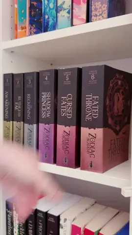 We love a new Zodiac Academy Book day, the shelf is getting colourful now and the books are getting thicker!  #zodiacacademy #carolinepeckham #susannevalenti #fatedthrone #zodiacacademyfatedthrone #blackwells #bookunboxing 